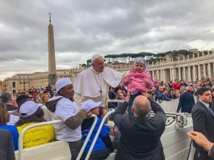 papież franciszek na placu św. piotra