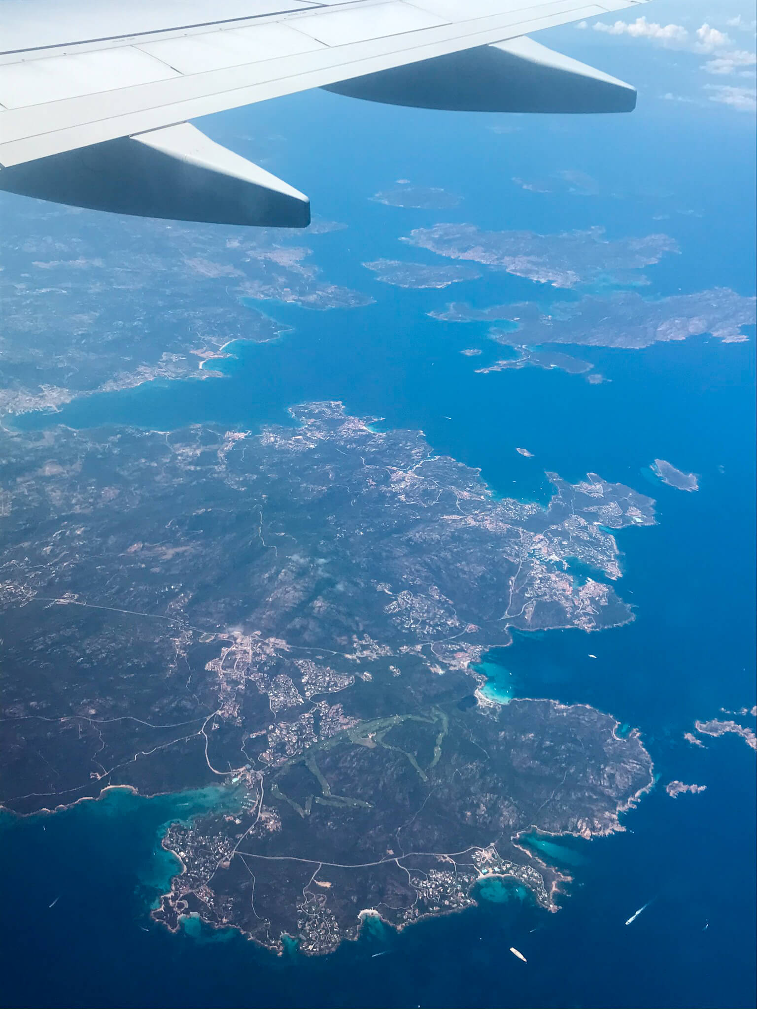 widok z samolotu na szmaragdowe wybrzeze