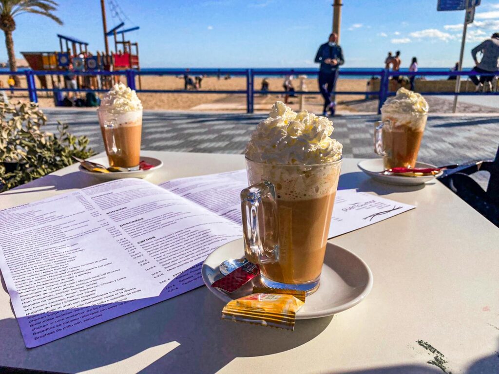 kawa nad morzem w hiszpanii